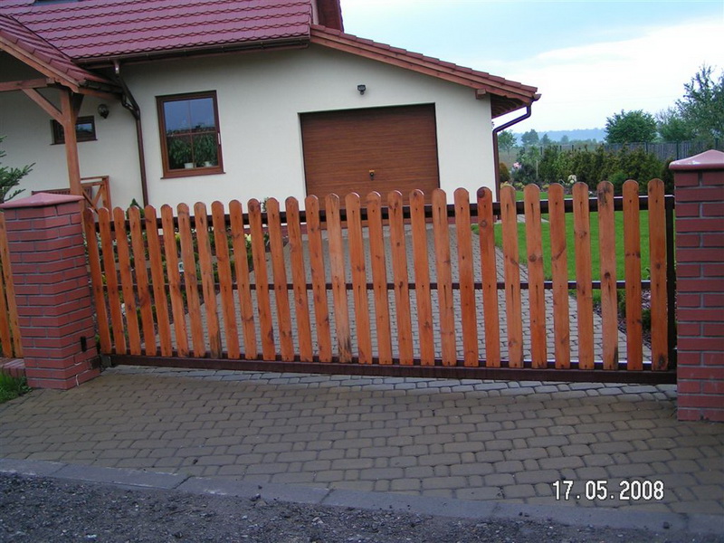 brama przesuwna z wypełnieniem drewnianym